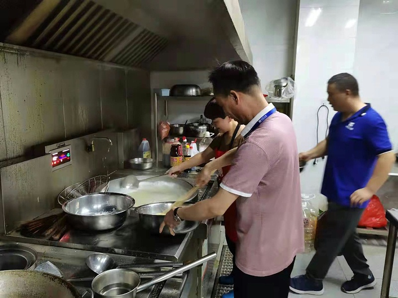 華東工控董事長(zhǎng)為員工做晚飯